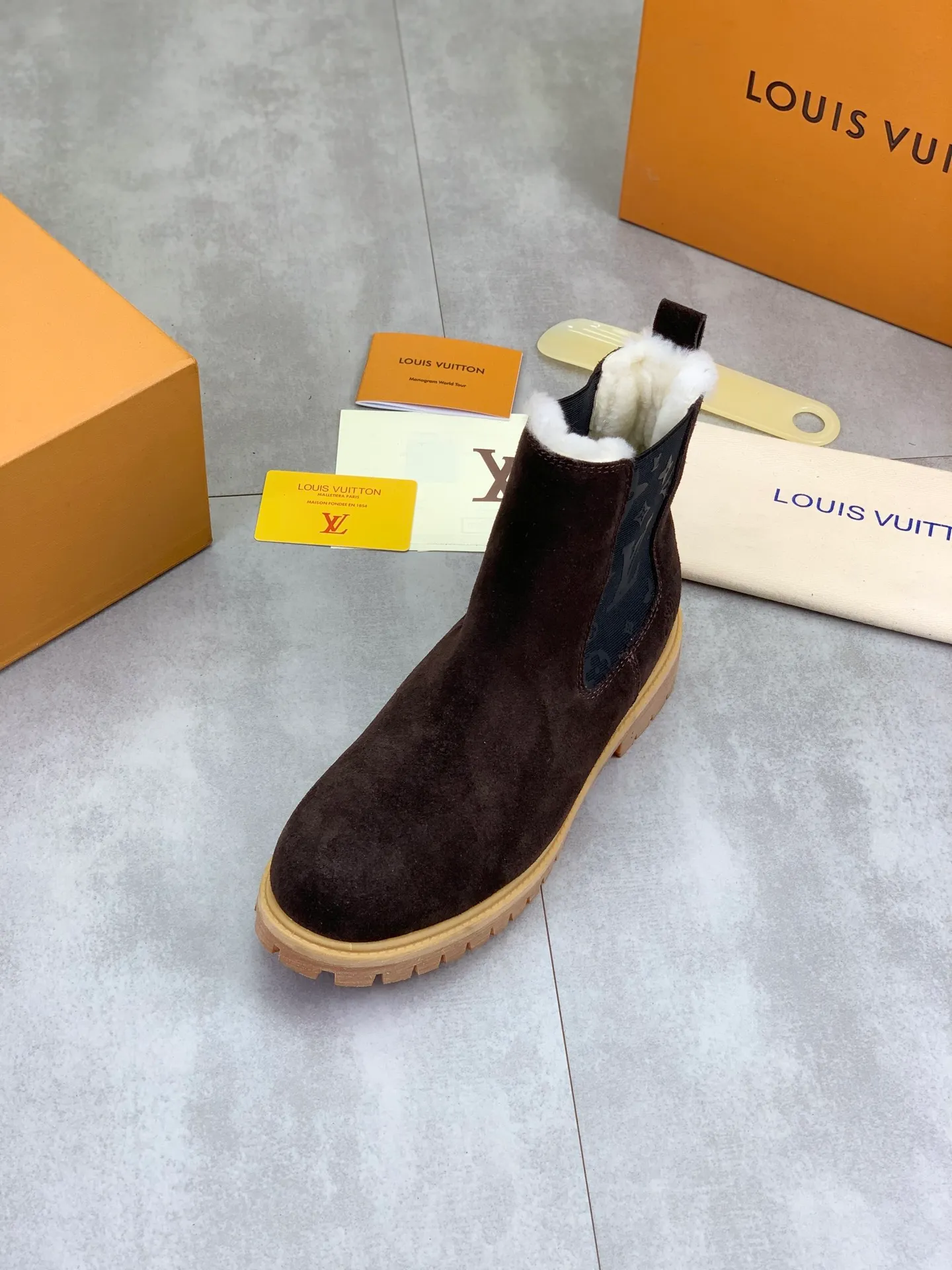 Factory price P900 💰💎💎💎High version of new men's shoes. Purchasing quality◾️◽️LV～Louis Vuitton boots series! by Virgin Abloh The most beautiful sneakers, Lv Brand strongly recommends new products, official website limited edition retro basketball sneakers! Both the high-top and low-top models spent money to purchase 1:1 accurate reproductions of the originals. The details are invincible and full of sincerity. The imported custom-made original frosted cowhide leather is packaged in the same way as the originals. The details are 100% restored. The privately customized originals are combined into a non-slip, wear-resistant and lightweight foam outsole. It is different from other brands. Without the original version, this effect cannot be achieved! L’s best-looking men’s shoes in the past, don’t miss it! Calfskin lining: Imported water-dyed cowhide lining/foot pad Outsole: lightweight foaming and non-slip Size: Men's 39-44 (38, 45 customized, non-refundable)